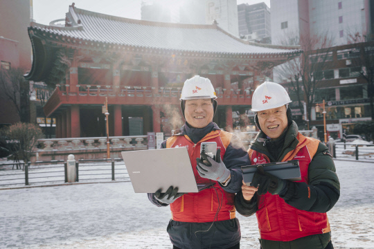 SK텔레콤, SK오앤에스 직원들이 타종행사가 열릴 보신각 주변의 네트워크 현황을 확인하고 있다. SK텔레콤 제공